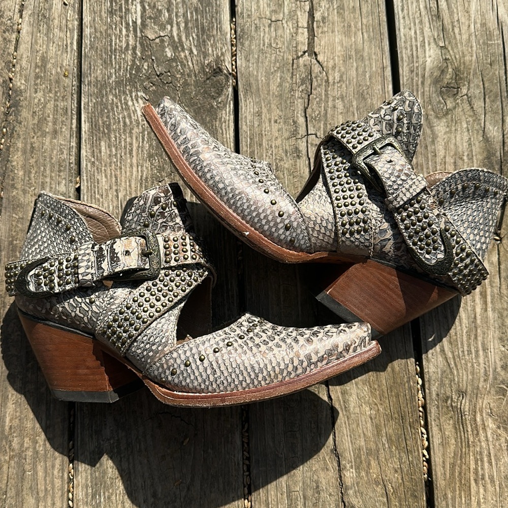 Awesome Ariat boots booties 9.5